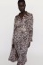 vestido de manga larga con textura de satén de seda con estampado animal de otoño NSAM3133