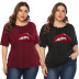 Camiseta All Match con pegatinas de labios de talla grande y bordes ondulados NSOY27404