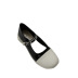 zapatos de tacón bajo con cadena de metal y costuras en blanco y negro NSHU29779