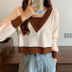 Suéter corto de manga larga con cuello en V en contraste NSFYF86036