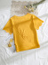 Camiseta amarilla de manga corta con ribete de flores huecas de talla grande NSOY104706