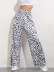 Pantalones de pierna recta de cintura alta con graffiti artístico de talla grande NSGHY43804