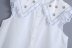 Blusa retro blanca de popelín bordado cuello babydoll sin mangas NSAM50586