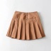 falda corta plisada a presión con decoración de hebilla de color sólido NSHS52970