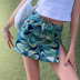 falda corta dividida de cintura alta con estampado de vórtice NSNWQ56309
