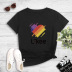 Camiseta de manga corta con estampado de texto de amor colorido creativo para mujer NSYAY57677