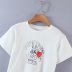 camiseta de manga corta con cuello redondo y estampado de letras con estampado de conejo NSAM55343