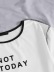 Camiseta de manga corta con cuello redondo y estampado de letras cosidas NSGMY73257