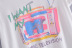 Camiseta de manga corta con cuello redondo y estampado de TV musical NSAM114507