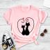Camiseta de manga corta con estampado de corazones de dos gatos NSYAY117232