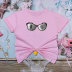 Camiseta de manga corta con cuello redondo y estampado de gafas de sol NSYIS122727