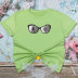 Camiseta de manga corta con cuello redondo y estampado de gafas de sol NSYIS122727
