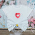 Camiseta de manga corta con cuello redondo y estampado de corazones NSYIS123106