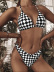 conjunto de tres piezas de bikini con estampado de tablero de ajedrez de malla de manga larga con cordones y cuello colgante NSCSY122797
