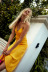 vestido largo midi escotado amarillo con textura de satén de seda NSAM123221