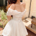 Vestido blanco francés con un solo hombro y borde de hongo esponjoso NSGWY117504