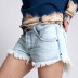 Shorts de mezclilla de pernera ancha con cintura alta y lavado claro con flecos NSARY126437