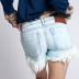 Shorts de mezclilla de pernera ancha con cintura alta y lavado claro con flecos NSARY126437