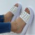 slippers con suela gruesa y detalles de remaches NSYBJ127635