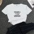 Camiseta de manga corta con cuello redondo y estampado de letras NSYIS130930