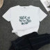 Camiseta ajustada de manga corta con cuello redondo y estampado de letras NSYIS130900