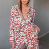 conjunto de pijama con top de manga larga y solapa con estampado rojo estampado NSMSY124449
