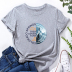 Camiseta holgada de manga corta con estampado de paisaje del alfabeto multicolores NSYAY128118