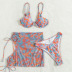 conjunto de tres piezas de bikini cruzado con tirantes en el pecho y estampado NSOLY130873