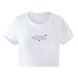 Camiseta ajustada de manga corta con cuello redondo y estampado de letras en forma de corazón NSOSY132312