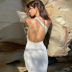 vestido delgado de color sólido sin mangas con abertura en el hombro inclinado sin espalda NSFH132812