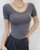 Camiseta de manga corta con cuello en V y dobladillo curvo delgado NSXDX133711
