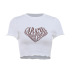 Camiseta ajustada de manga corta con cuello redondo y estampado de letras en forma de corazón NSAFS133761