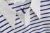 Camiseta de punto a rayas delgada con solapa y cordones de manga corta NSXDX133429