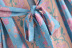 vestido kimono suelto de manga larga con cordones y estampado de flores NSAM134871