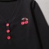 Top corto de tres botones con cuello en V y bordado de cerezas con dobladillo redondeado delgado NSXDX135913